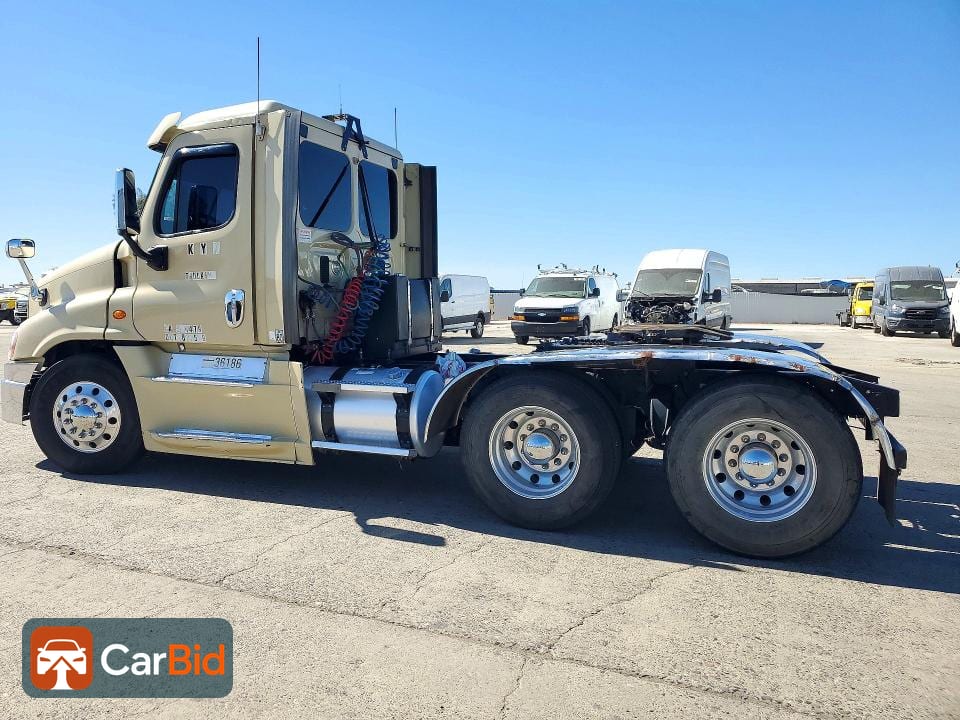 2015 FREIGHTLINER CASCADIA, фото 2